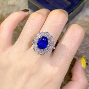 Bague de luxe en saphir bleu cornflower naturel de Madagascar de 4,24 carats, or 18 carats, 54 diamants, bijoux fins pour femmes GUILD - Product Image 3