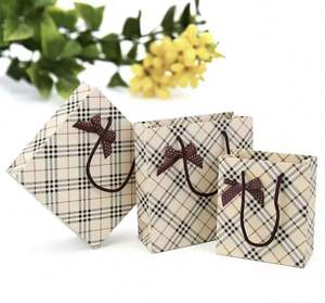 Sac fourre-tout élégant en papier kraft marron premium, motif quadrillé couleur chair, avec nœud décoratif et fond crème, motif grille sophistiqué - Product Image 5