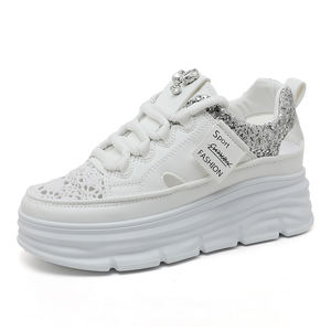 Fabriqué en Chine Grande taille intérieure hauteur augmenter chaussures pour femmes tendance de la mode été creux respirant chaussures blanches - Product Image 3