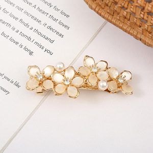 Barrettes à <span class=keywords><strong>cheveux</strong></span> élégantes en forme de fleur avec pierres œil-de-chat - Pinces à ressort antidérapantes pour accessoires capillaires quotidiens et de mariage pour femmes - Product Image 3
