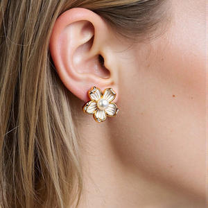 Pendientes florales con perlas y engaste de titanio para mujer, joyería de moda - Product Image 3
