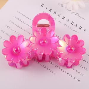 Pinza para el pelo de tres capas con diseño de flor de huevo y estilo de tiburón, hecha de resina y plástico duradero, ideal para un look de vacaciones. - Product Image 4