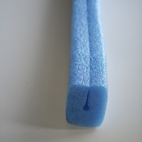 Profil en mousse PE bleue conçu pour la protection des pare-brise et du verre lors du transport