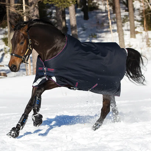 พรมม้ากันน้ำเน้นความสบายสำหรับสภาพอากาศหนาวเย็นทำจากโพลีเอสเตอร์ที่ทนทานและออกแบบมาเพื่อให้พอดีกับม้าทุกตัวได้ดี - Product Image 1