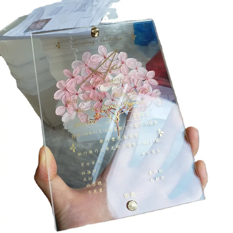 封筒で透明な透明な紫色の誕生日の蝶アクリルの招待状カード