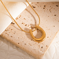 Collier en acier inoxydable en forme de cœur de papillon, chaîne en U, chaîne de clavicule non décolorante, design de niche inspiré du luxe