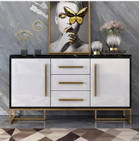Buffet moderne de luxe avec base dorée et plateau en marbre, ensemble de meubles de salle à manger pour salon ou hôtel