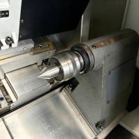 Centro de Torneado CNC de Alta Precisión con Bancada Inclinada, Equipado con Torreta Móvil y Contrapunto para Mecanizado de Componentes Metálicos