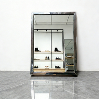 Miroir sur pied moderne avec base en métal poli, idéal pour les zones d'essayage en magasin, utilisable comme présentoir en magasin