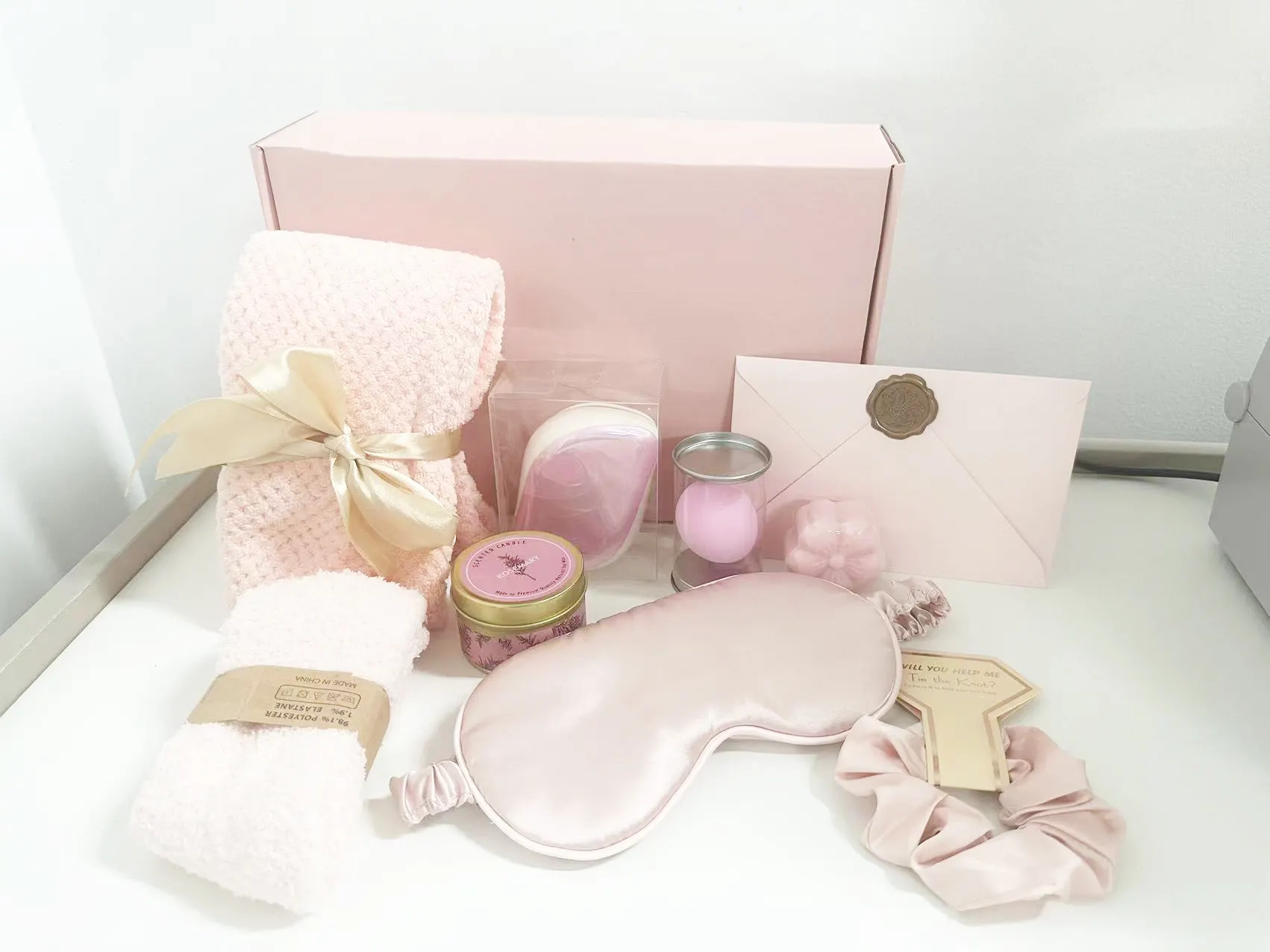 مجموعة هدايا فاخرة مخصصة باللون الوردي للنساء مجموعة جورب شمعة منشفة صابون مجموعة هدايا استحمام استرخائية هدية عيد ميلاد للأم الصديقة