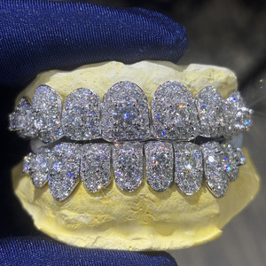 <span class=keywords><strong>Grillz</strong></span> Personnalisés Haut et Bas “Iced Out” Bling en Or Coupe Permanente en Argent S925 Grande Moissanite Diamant Impeccable pour Hommes et Femmes - Product Image 4