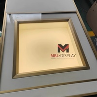 Vitrine de présentation de table en verre moderne vintage OEM avec cadre en métal doré, comptoir haut de gamme pour montres et bijoux avec tiroirs
