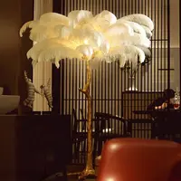 शादी होटल सजावटी प्रकाश स्टैंड का नेतृत्व किया दीपक कमरे में रहने वाले अनोखा शुतुरमुर्ग पंख बड़ी मंजिल दीपक के लिए पंख खड़े दीपक