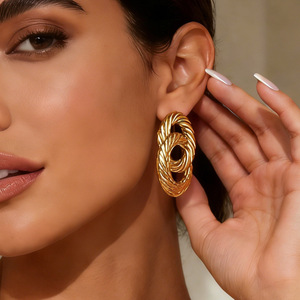 Boucles d'oreilles créoles géométriques en acier inoxydable plaqué or 18 carats pour un usage quotidien - Product Image 1