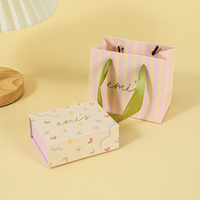 Coffret Cadeau Collier Rose Becan et Sac en Papier Rayé Assorti avec Couvercle Imprimé – Collection Emballage Bijoux