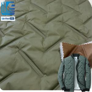 Fournisseur d'usine 100% <span class=keywords><strong>tissu</strong></span> <span class=keywords><strong>matelassé</strong></span>, chaud, doux, respirant, coupe-vent, <span class=keywords><strong>pour</strong></span> manteaux d'hiver, coussins de siège, sacs à dos, doudounes - Product Image 1