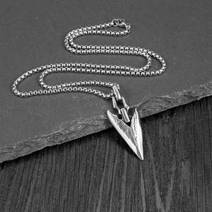 Collier Pendentif Pointe de Flèche Personnalisable Symbole Tribal Chasseur Âge de Pierre Breloque Triangle Gothique Audacieuse pour Hommes Chaîne en Acier Inoxydable - Product Image 4