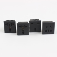 Módulo de Montaje en Panel con Enchufe Universal de 5 Orificios, 13A 250V, Color Negro, para UPS PDU