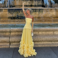 Robe longue plissée élégante sans bretelles avec corset, ourlet large à fleurs 3D et dos lacé, idéale pour les soirées et événements formels – Vente en gros, couleur jaune