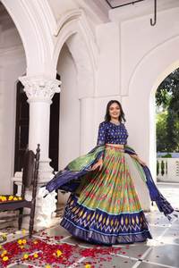 Tenue de mariage indienne de haute qualité à séchage rapide, comprenant un Lehenga Choli en Chinnon avec des sequins et un imprimé positionné, et un Dupatta en soie Dola. - Product Image 5