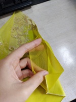 Dentelle brodée double couche jaune 20 cm, douce et soyeuse, avec support en maille et toucher satiné, pour la production de pyjamas et vêtements de nuit