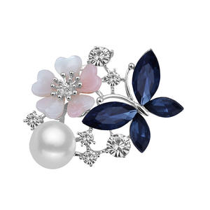 Broche de Mariposa y Flor con Cristales y Perlas - Elegante Pin de Moda - Product Image 6