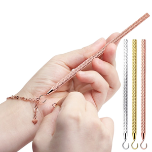 XD Posez rapidement des bijoux et des bracelets grâce à cet outil pratique vous permettant de les porter vous-même sans besoin d'aide. - Product Image 1