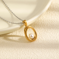 Collier Pendentif Perle Ovale Creuse Élégant en Acier Inoxydable Plaqué Or, Bijou de Mode Étanche pour Femme - Vente en Gros