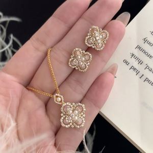 แหวนมุกทรงใบโคลเวอร์ 4 แฉก สไตล์เรโทรหรูหรา ปรับขนาดได้ ดีไซน์เนอร์จิวเวลรี่ หินธรรมชาติ ชุบทอง ทันสมัย เหมาะสำหรับงานปาร์ตี้ - Product Image 3