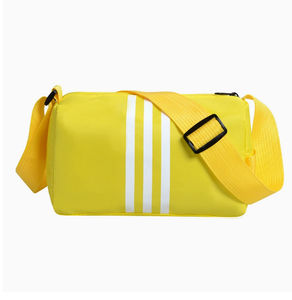 Sac banane unisexe noir à trois bandes en polyester, sac à bandoulière avec sangle réglable et fermeture éclair pour la course et la gym - Product Image 3