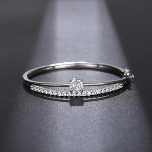 Pulsera de Moissanita XL1469 en Oro Amarillo con Corte Brillante Redondo y Engaste de Garras, Clásica Pulsera de Tenis para Compromiso de Mujer - Product Image 4