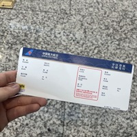 Papier thermique direct imperméable, résistant aux taches et à l'huile, couleur personnalisée, pour cartes d'embarquement aériennes et billets d'aéroport, auto-adhésif