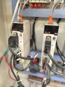 เครื่องกัดโปรไฟล์อลูมิเนียมสำหรับหน้าต่างและประตูอลูมิเนียม เครื่องกัดปลายอัตโนมัติ CNC 3 แกน - Product Image 5