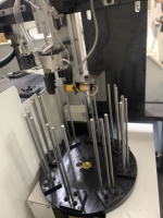 Machine de perçage et de taraudage multi-axes à haute efficacité avec bras mécanique pour le chargement et le déchargement