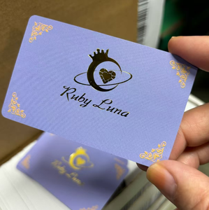 Cartes exclusives en PVC noir mat de qualité supérieure, design gaufré « Explore Different Worlds », cartes de fidélité imperméables et résistantes aux rayures - Product Image 2