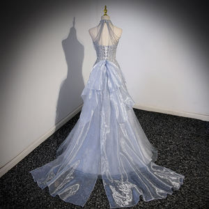 رداء طويل عالي الجودة فضي بدون أكمام عاري الكتفين مع قطار طويل مطرز بالخرز الكريستال رقبة رقبة رسمية للحفلات الموسيقية - Product Image 2