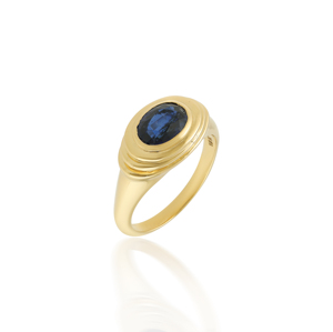 Anillo de sello ovalado con cianita en oro amarillo. Este elegante anillo de sello presenta una cianita ovalada de corte mixto con engaste en bisel. - Product Image 2