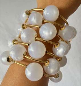 Novedad 2026, Pulseras de Moda de Oro de 18K con Bolas Punk y Plata Gruesa, Venta al por Mayor, Brazalete de Resina Blanca con Halo Blanco, Brazalete de Burbujas Blancas para Mujer - Product Image 2