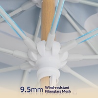 Parasol en polyester à bords ondulés en forme d'éventail avec poteau en fer de style européen et pompons ; Idéal pour l'extérieur, le jardin, la plage, le camping, les marchés et les bords de mer