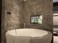 Téléviseur miroir étanche Hilton Standard 26 pouces avec audio stéréo intégré, idéal pour les hôtels et salles de bain de luxe contemporains