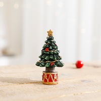 Weihnachtsbaum-Trommelständer-Ornamente schmücken Bürotische, Nachttische und Schreibtische mit Mini-Weihnachtsbaum-Ornamenten aus Kunstharz.
