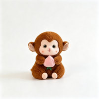 Peluches singes mignons en gros, animaux en peluche Kawaii tenant une pêche pour la décoration intérieure et les cadeaux