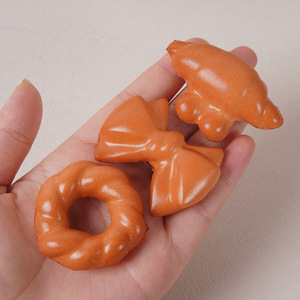 ของเล่นโมเดลขนมปังมินิ PU แบบน้ำด่าง ยืดหยุ่นได้รวดเร็ว ของเล่นบีบคลายเครียดแสนสนุก ขนมปังมินิเหมือนจริง - Product Image 1