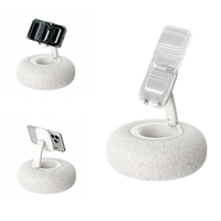 Ajustable à 360° °   Support de téléphone flexible en forme de coussin avec design en peluche, adapté pour une utilisation sur un lit ou une table.