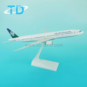 Modèle d'avion en plastique à aile fixe <span class=keywords><strong>AIR</strong></span> NEW ZEALAND B777-300 37cm à l'échelle 1:200 - Cadeau d'affaires personnalisable certifié GS - Product Image 2