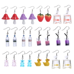 Pendientes Divertidos de Goma con Forma de Pato, Oso de Goma, Pez Dorado, Botella de Agua, Fresa, Hongo, Mariposa, Nube, Flores, Huevo de Dinosaurio - Product Image 1