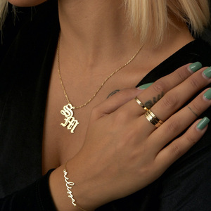 Joyería de acero inoxidable Carta personalizada 18K Chapado en oro Inicial Cadena <span class=keywords><strong>simple</strong></span> Collar de mujer para <span class=keywords><strong>la</strong></span> <span class=keywords><strong>vida</strong></span> diaria - Product Image 2