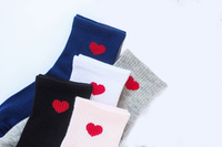 Chaussettes mi-tube en coton coeur rouge pour femmes Tendance simple Confort respirant Personnalisable Longueur d'équipage Tricoté Style décontracté pour l'automne
