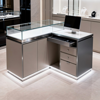 Comptoir de caisse de luxe pour bijouterie avec vitrine en verre, bureau de réception en acier inoxydable gris mat pour boutique de détail