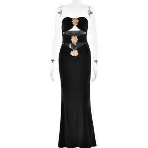 Robe de soirée longue rouge sans bretelles, ajourée, avec fleurs métalliques, coupe ajustée, taille naturelle, design découpé - Product Image 5